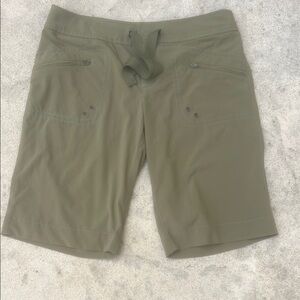 Athleta Women's Kick It Green Cargo Hiking Short Size 8
